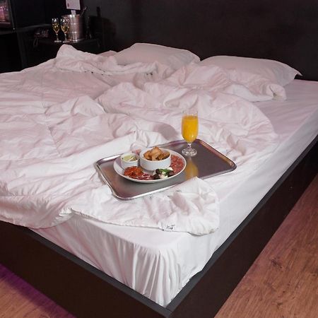 Tout Motel (Adults Only) Кампинас Екстериор снимка