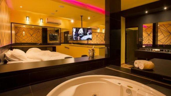 Tout Motel (Adults Only) Кампинас Екстериор снимка